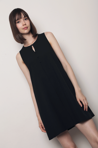 Pretty Mood Keyhole Shift Dress Black