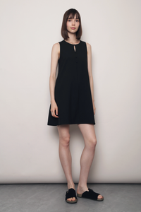 Pretty Mood Keyhole Shift Dress Black