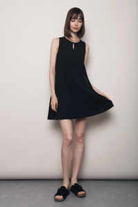 Pretty Mood Keyhole Shift Dress Black