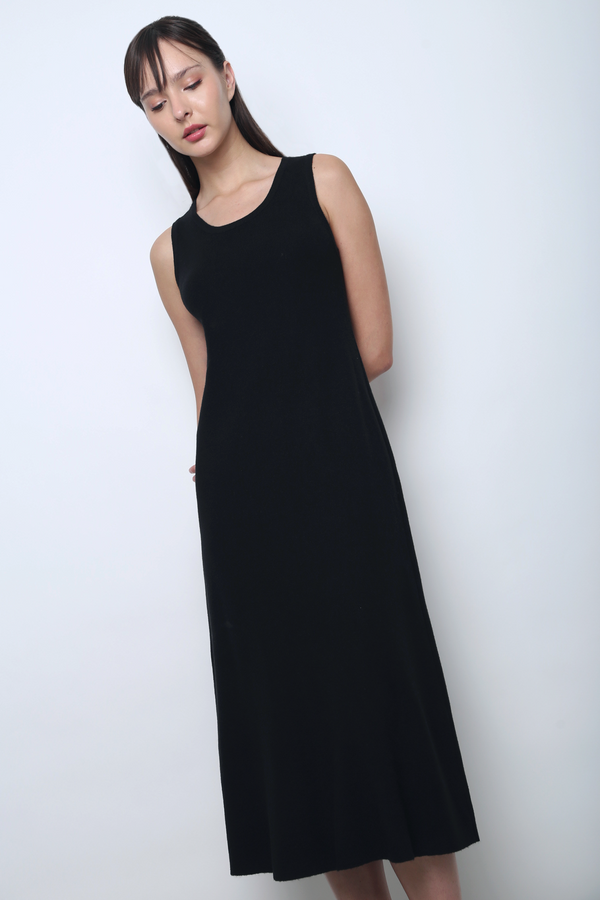 Simple Lines Knit Midi Dress Black